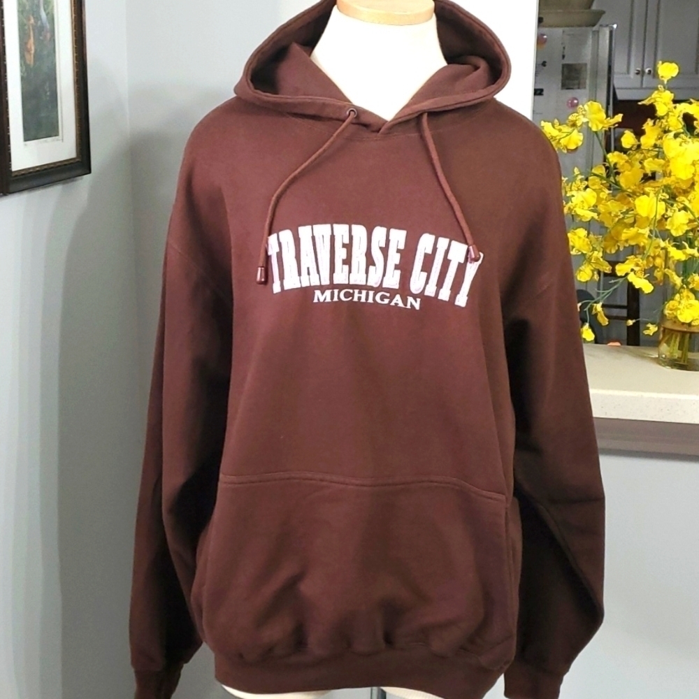Hoodie. Enbroidery (TRAVERSE CITY) Michigan‎ Hoodie. Beautiful brown.  Size XL